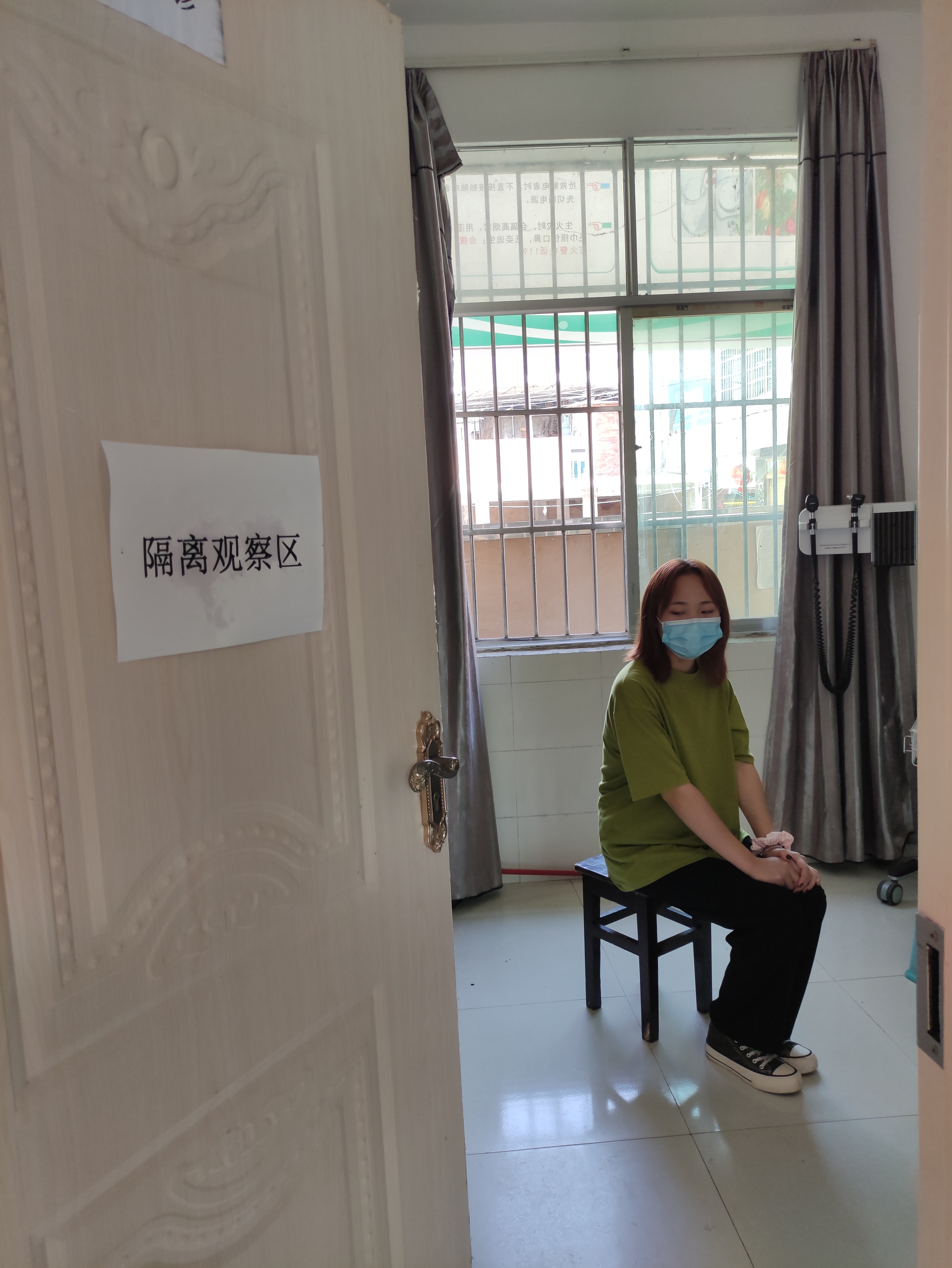 发热人员(模拟)在隔离区等待